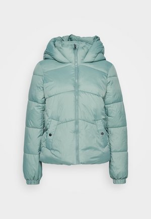 Pufferjack in licht teal, met een capuchon, ritsluiting, elastische manchetten en chevrons stitching op het lichaam. Twee zijzakken met drukknopen.