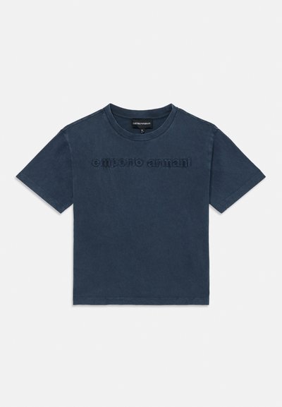 Marineblå kortermet t-skjorte med rund hals og hevet brodert "emporio armani" tekst over brystet.