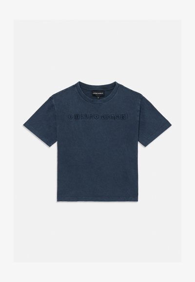 Marineblå kortermet t-skjorte med rund hals og hevet brodert "emporio armani" tekst over brystet.