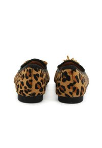 Scarpe flat con stampa leopardata, con una tomaia in pelle di pelliccia testurizzata, rifiniture nere e un tacco basso, mostrando un design con retro arrotondato.