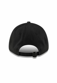 Schwarze Baseballkappe mit gebogenem Schirm, verstellbarem Riemen auf der Rückseite, strukturiertem Stoff und zwei Belüftungslöchern im oberen Bereich.