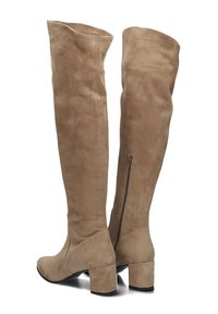 Beige laarzen tot boven de knie van soepel suède, met een vierkante hak en een ritssluiting aan de achterkant voor gemakkelijke toegang.