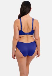 Blauwe lingerie set met een soepele, matte textuur. De beha heeft verstelbare bandjes en een haaksluiting; de slip heeft een ronde snit.