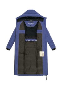 Cappotto puffer blu con cappuccio, dotato di un rivestimento interno nero, tasche con zip e un'etichetta di lato. Polsini elastici e cuciture a contrasto.