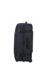 Sac de sport à roulettes bleu marine avec un tissu texturé, des fermetures éclair robustes, des sangles réglables et une poignée latérale pour un transport facile.