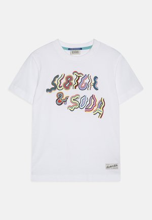 Biała koszulka z krótkim rękawem z kolorowym, falistym napisem "Scotch & Soda" nadrukowanym na piersi oraz małą metką marki przy dolnej krawędzi.