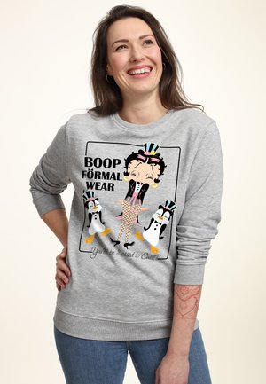 Szara bluza z kapturem z rysunkiem kreskówkowym przedstawiającym kobietę z pingwinami. Napis brzmi "BOOP FORMAL WEAR" z kolorowymi akcentami i humorystycznym cytatem.