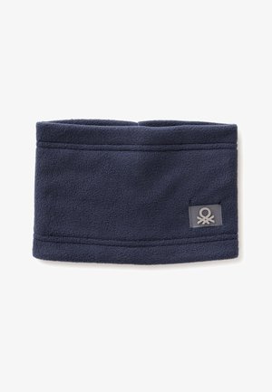 Dunkelblauer Fleece-Halswärmer mit glatter Textur, ausgestattet mit einem aufgenähten Logo-Patch und genähten Kanten entlang der oberen und unteren Ränder.