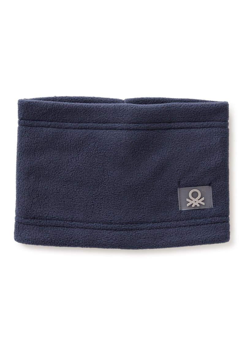 Chauffe-nuque en polaire bleu marine avec une texture lisse, présentant un logo cousu et des bords surpiqués le long des bords supérieur et inférieur.