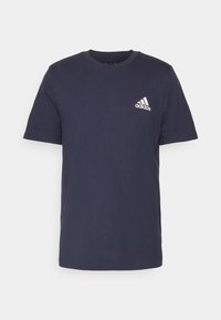 Námořnická modrá bavlněná tričko s krátkým rukávem, kulatým výstřihem a bílým logem Adidas na horní levé části hrudníku. Hladká textura, běžný střih.