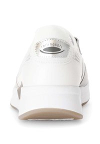 Witte sportschoen met een gewoven bovenwerk, gevoerde kraag en zilveren accenten. Heeft een gevoerde zool en een logo op de achterkant.