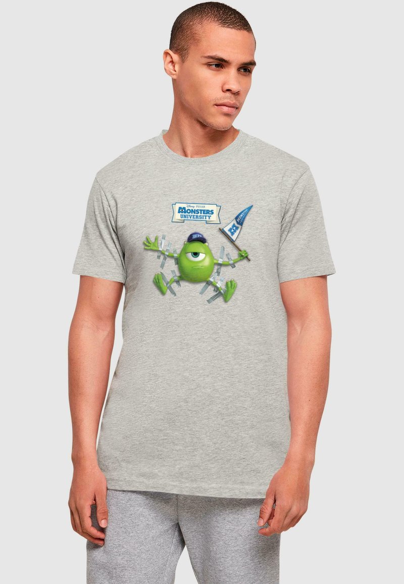 Grå bomulds T-shirt med en grøn karakter fra Monsters University, med en blå kasket og et blåt banner over karakteren.