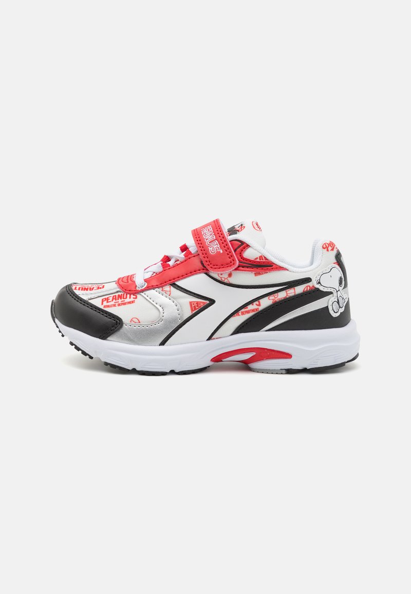 Zapatillas deportivas en blanco y negro con acentos rojos. Presentan un diseño estampado con gráficos de "Peanuts" y una correa de Velcro para el cierre.