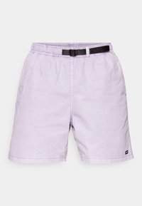 Světlé levandulové šortky vyrobené z měkké látky, s elastickým pasem a černým opaskem. Mají čisté linie a malé logo na boku.