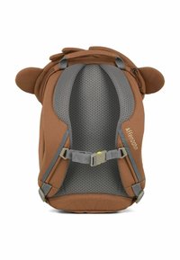 Mochila de tela marrón con interior de malla gris, que presenta orejas de oso y correas ajustables. Los detalles notables incluyen una hebilla y un logo.