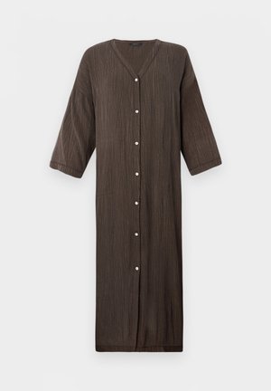 Robe longue, marron, texturée avec un décolleté en V, des manches trois-quarts et une fermeture à boutons sur le devant. Tissu lisse avec des rayures verticales.