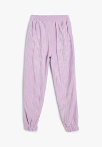 Pantalones de forro polar en suave color lavanda con cintura y puños elásticos, que presentan un sutil patrón de punto en relieve vertical en toda la prenda.
