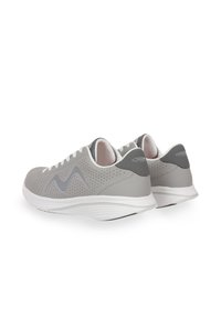 Scarpe sportive grigie con una tomaia sintetica liscia caratterizzata da perforazioni, accenti grigi a contrasto e una suola in gomma bianca.