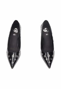 Scarpe con tacco alto in vernice nera, con punte affusolate, decorate con occhielli argentati attorno alla parte frontale per dettagli, design con tacco piatto.
