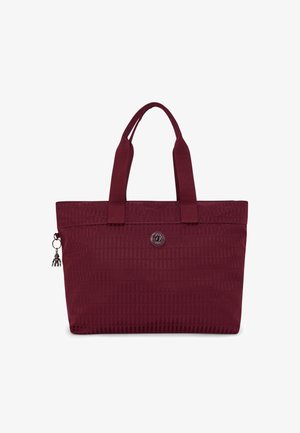 Sac fourre-tout bordeaux avec surface texturée, poignées en tissu doubles, forme rectangulaire, logo en métal de marque, et un pendentif décoratif sur la fermeture éclair.