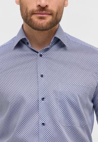 Camicia colletto in tessuto blu navy con motivo a rombi, dotata di bottoni scuri abbinati e una superficie liscia.