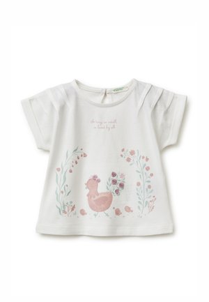 Maglietta bianca per bambino piccolo con gallina rosa e pulcini, decorazioni floreali e testo "Così piccolo, così minuscolo, così amato da tutti" sul davanti.
