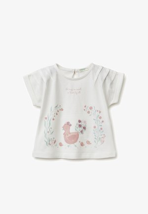 Maglietta bianca per bambino piccolo con gallina rosa e pulcini, decorazioni floreali e testo "Così piccolo, così minuscolo, così amato da tutti" sul davanti.