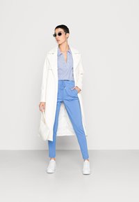 ONLY ONLPOPTRASH LIFE EASY COL - Calças de fato de treino - ultramarine