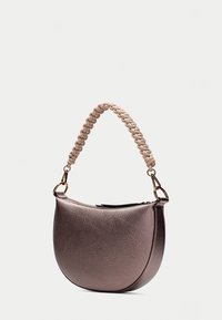 Sac à main couleur or rose métallisé avec une finition texturée, de forme courbée et une anse tressée beige clair. Dispose de quincaillerie dorée et d'une fermeture éclair.