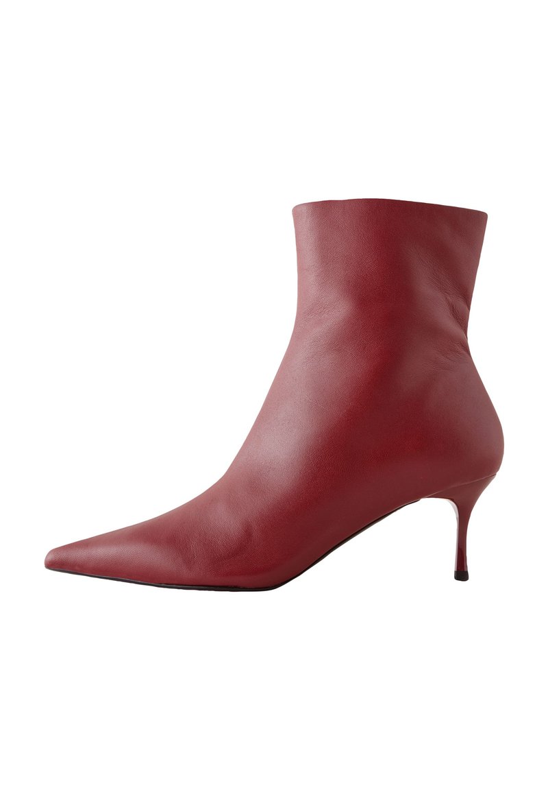 Roter Leder-Stiefel mit hohem Absatz, spitzer Zehenpartie und schlankem Stilettoabsatz, mit glatter Textur und knöchelhohem Design.