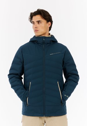 Marineblauwe geïsoleerde jas met een ritssluiting aan de voorkant, verstelbare capuchon en twee zijzakken met beige accenten en een merklargo.