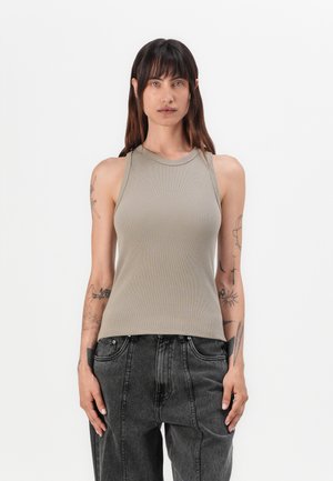 Débardeur gris à côtes avec un col montant et un design sans manches, associé à un jean large gris foncé. Texture lisse et silhouette ajustée.