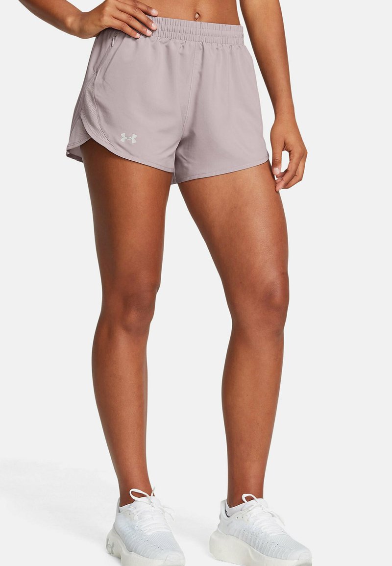 Pantalones cortos de running en morado claro con cintura elástica, que cuentan con un bolsillo oculto, dobladillo redondeado y el logo de Under Armour en el lateral.