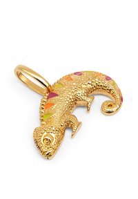Pendentif lézard en or avec des écailles texturées, des accents d'émail colorés en orange, rose et vert, et une boucle pour l'attache.
