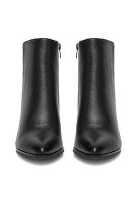 Fekete bokacsizma sima bőrből, hegyes orral és hátsó cipzárral. Elegáns design minimalista kivitelezéssel.
