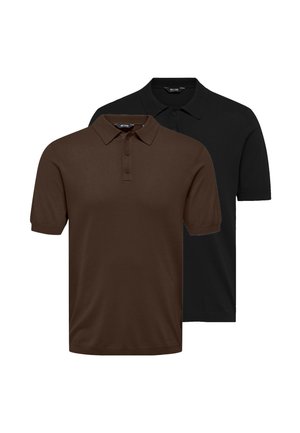 To kortærmede poloer, én brun foran og én sort bagved, begge med kraver og åbninger med tre knapper.