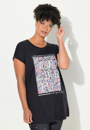 Zwarte T-shirt met korte mouwen, voorzien van een bloemenafbeelding in pastelkleuren, met het woord "WONDERFUL" in vetgedrukte, omrande letters.