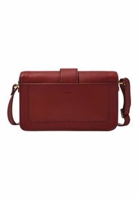 Czerwona skórzana torebka crossbody, charakteryzująca się gładką teksturą, subtelnym przeszyciem, przednią klapką i odczepianym paskiem. Minimalistyczny design z akcentem logo.