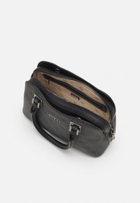 Graue strukturierte Handtasche mit strukturiertem Oberflächen, doppelten Griffen und silbernen Beschlägen. Das Innere verfügt über ein beiges Futter und eine Reißverschlusstasche.