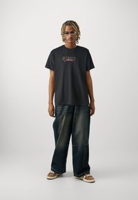 Night Addict T-shirts med print - black