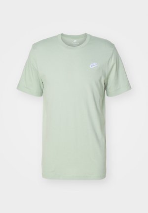 Ljust grön bomullströja, korta ärmar, rund halsringning, med en liten vit Nike-logotyp på vänster bröst. Slät textur, avslappnad passform.
