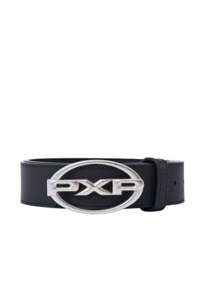 Zwarte lederen riem met grote zilveren ovalen gesp met verhoogde "PXP" letters, opgerold met zichtbare stiksels langs de randen.