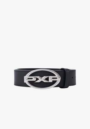 Ceinture en cuir noir avec une grande boucle ovale argentée arborant les lettres "PXP" en relief, roulée avec une couture visible le long des bords.