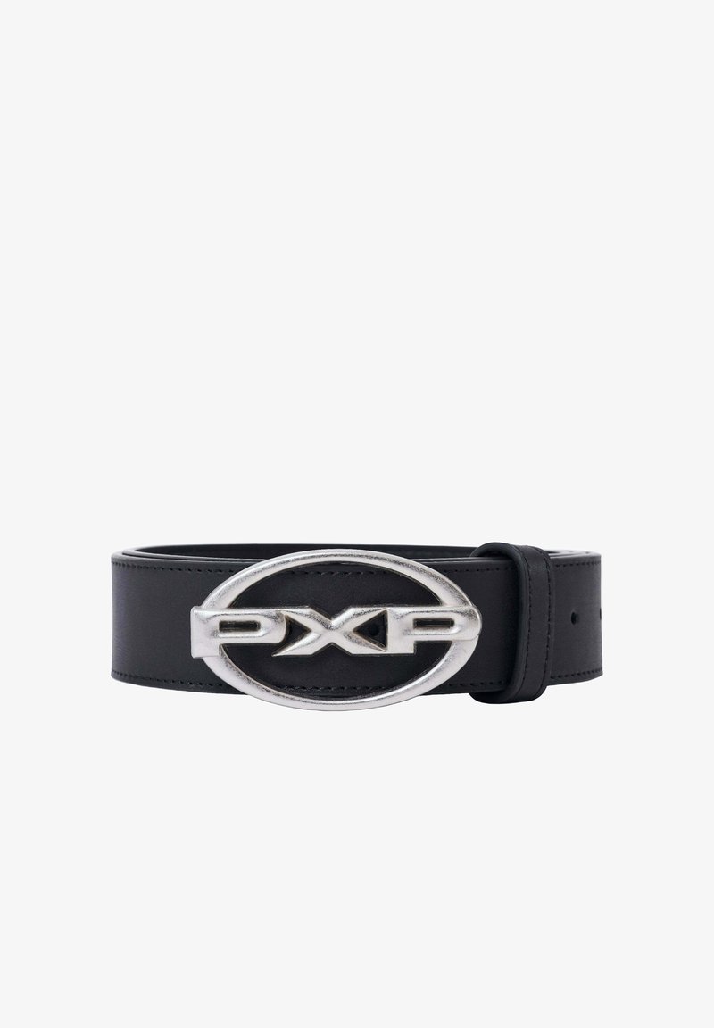 Ceinture en cuir noir avec une grande boucle ovale argentée arborant les lettres "PXP" en relief, roulée avec une couture visible le long des bords.