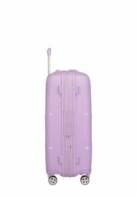 Paarse harde koffer met gestructureerde strepen, uitschuifbare handgreep en vier draaibare wielen. Ritsluiting en geïntegreerde draaghandgreep.