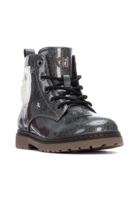 Botines negros brillantes con punta redondeada, superficie texturizada, cordones negros y un suave detalle de piel blanca en el lado. Suela de goma marrón.