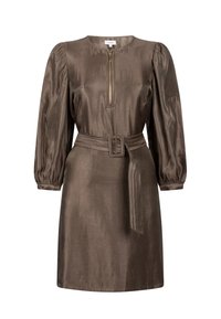 Robe en satin marron, longueur genou, avec des manches longues bouffantes, fermeture éclair à l'avant et ceinture en tissu assorti avec une boucle rectangulaire.