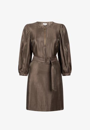 Kastanjebruine satijnen jurk tot de knie met gefronte lange mouwen, een rits aan de voorkant en een bijpassende stoffen riem met rechthoekige gesp.