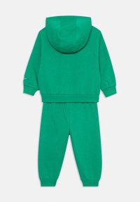 Nike Sportswear REVEAL SET UNISEX - Verryttelypuku - stadium green