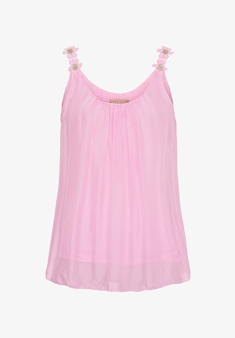 Lyserød udenærmet top med samlet stof og dekorative blomsterdetaljer på stropperne. Blød, let tekstur og buet kant.